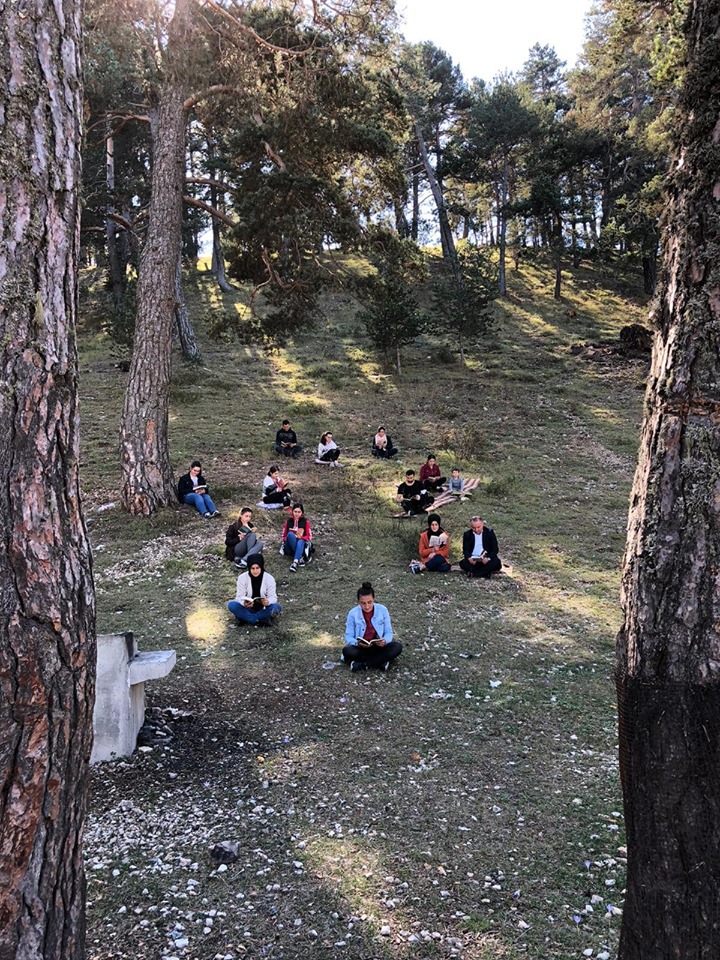 Doğa için doğada kitap okudular.