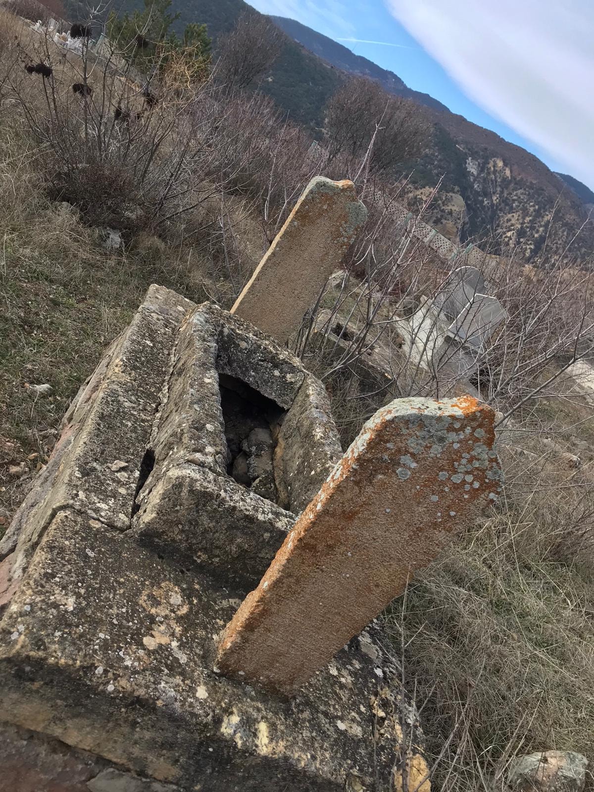 KOYULHİSAR’DA ZAMANI AŞAN İLK MEZAR TAŞLARINDAN