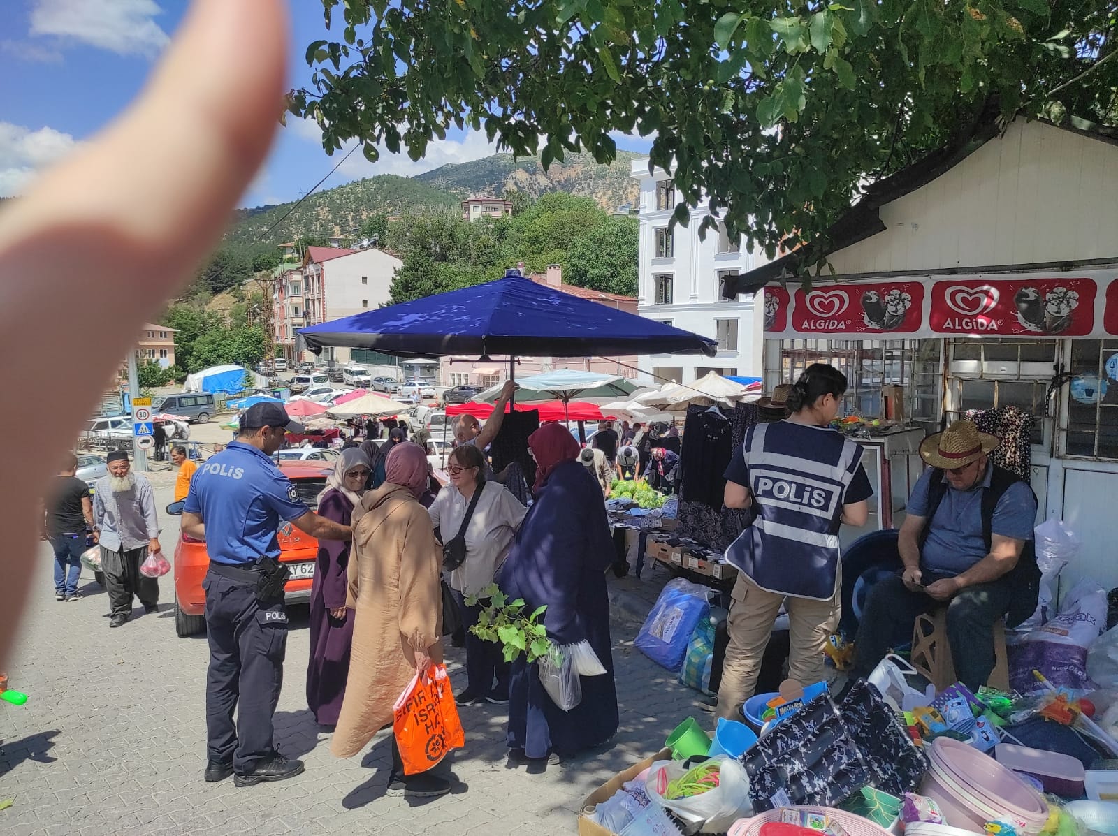 POLİS VATANDAŞLARI UYUŞTURUCUYA KARŞI BROŞÜRLE BİLİNÇLENDİRDİ.
