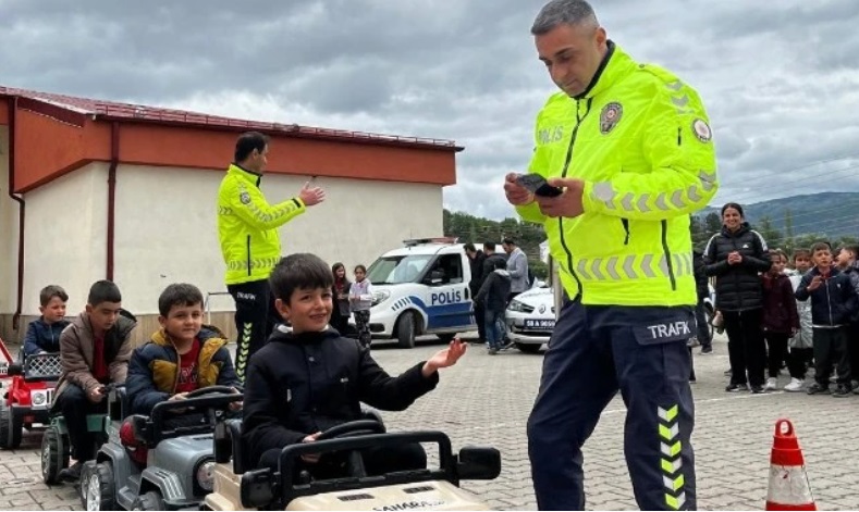 Koyulhisar’da Trafik Haftası Etkinlikleri Öğrencilere Trafik Kurallarını Öğretti