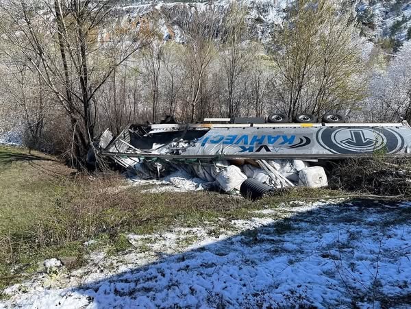 Koyulhisar’da Feci Kaza: Yoldan Çıkan Tır Alev Aldı.