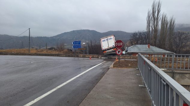 Koyulhisar’da Ağır Tonaşlı Kamyonlar Tehlike Saçıyor