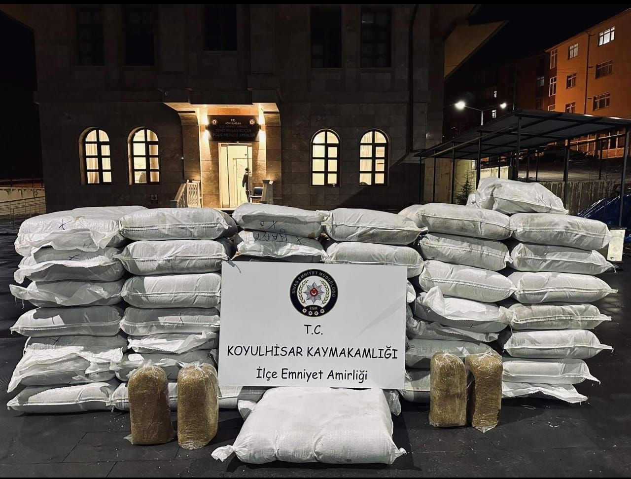 DEV OPERASYON! KOYULHİSAR’DA 1 TONU AŞAN KAÇAK TÜTÜN ELE GEÇİRİLDİ