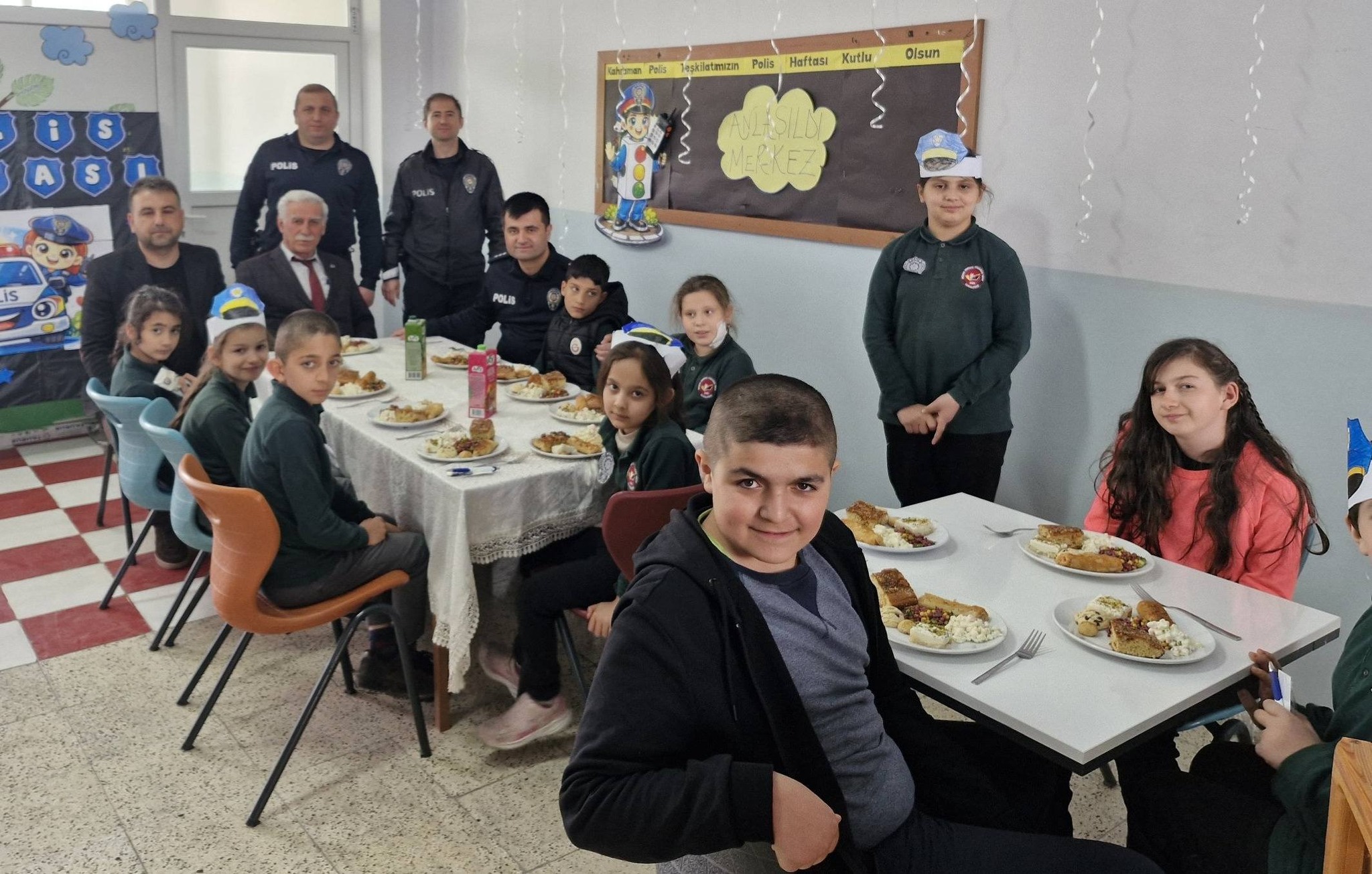 MİNİK ÖĞRENCİLERDEN POLİS HAFTASI’NA ANLAMLI ETKİNLİK.